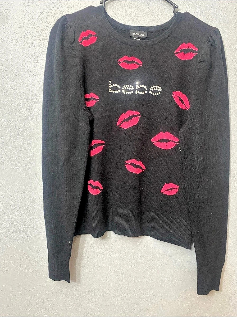 bebe Lip Print Crew Neck Sweater in Black & Pink large